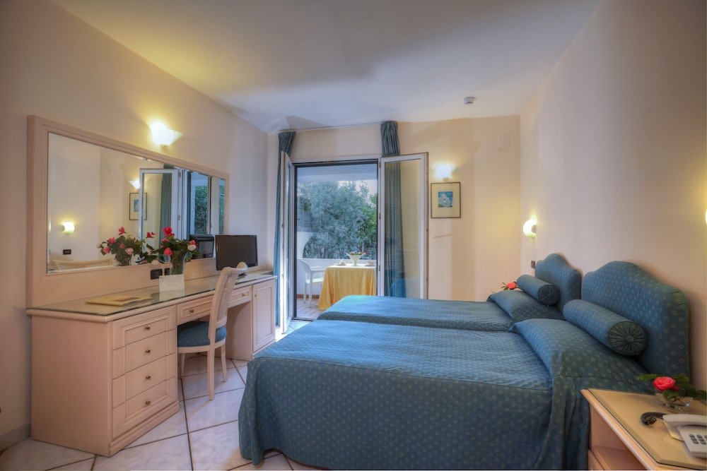 CLASSIC, DOUBLE BED, GARDEN VIEW
