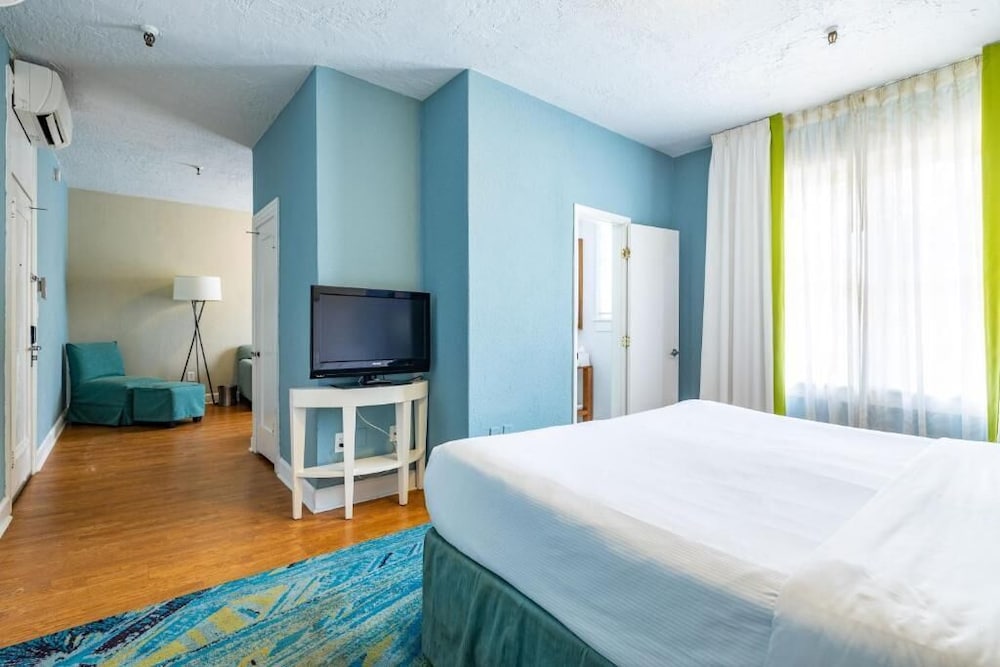 LUXURY, SUITE, ACCESSIBLE