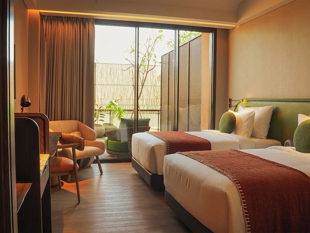 TROPICAL, STUDIO, TWIN BEDS