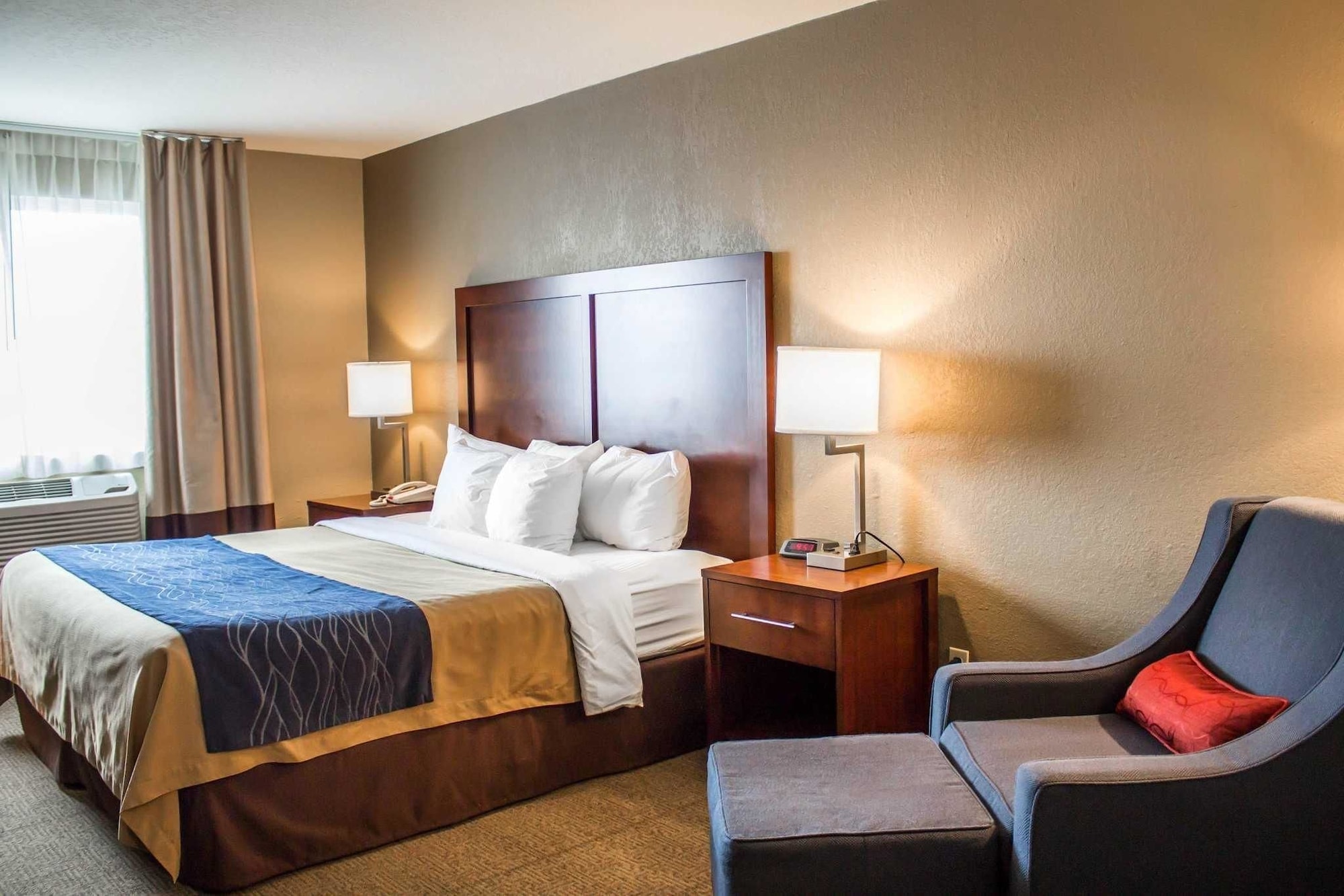 غرفة قياسية بسرير كينج، Comfort Inn & Suites Fremont 2/2