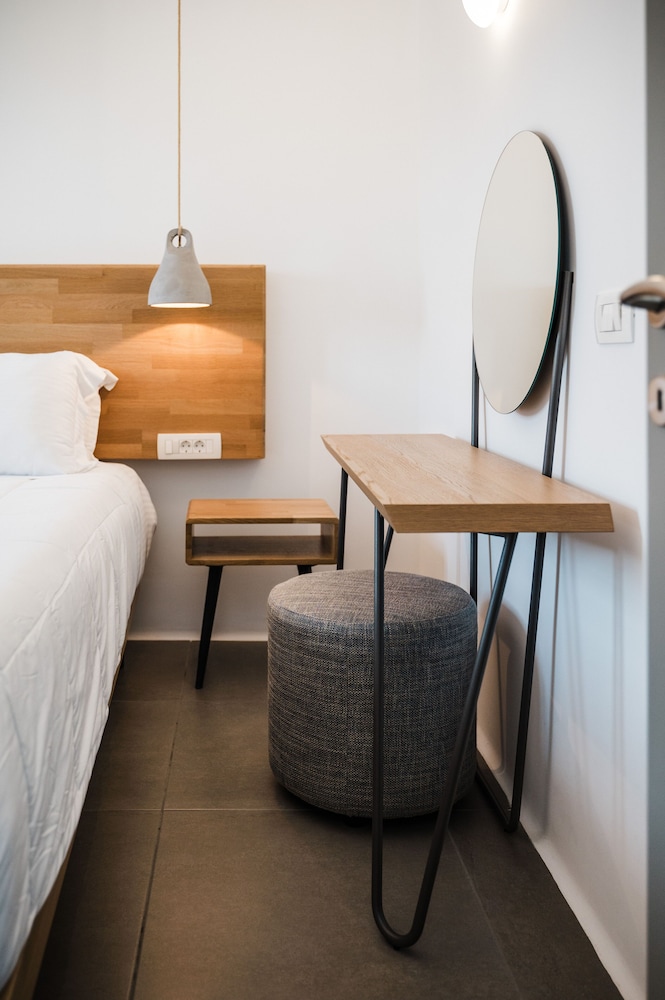 Amphitrite Suites Santorini 40/68
