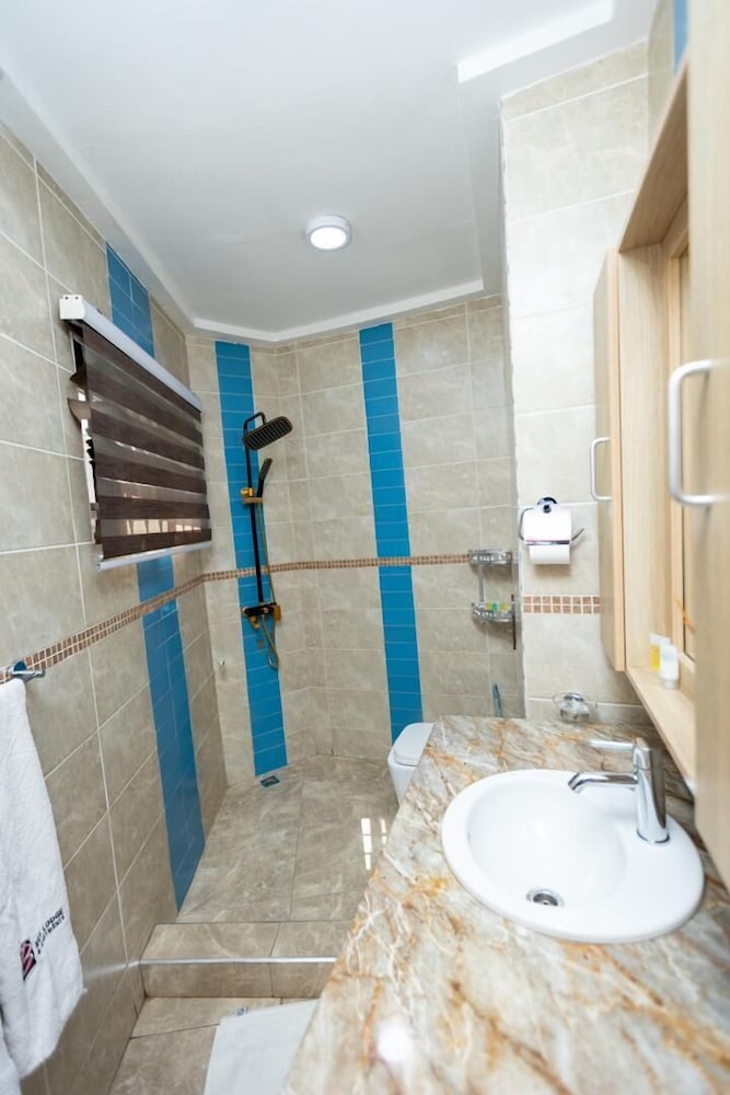 Bays Luxury Lodge 50/50