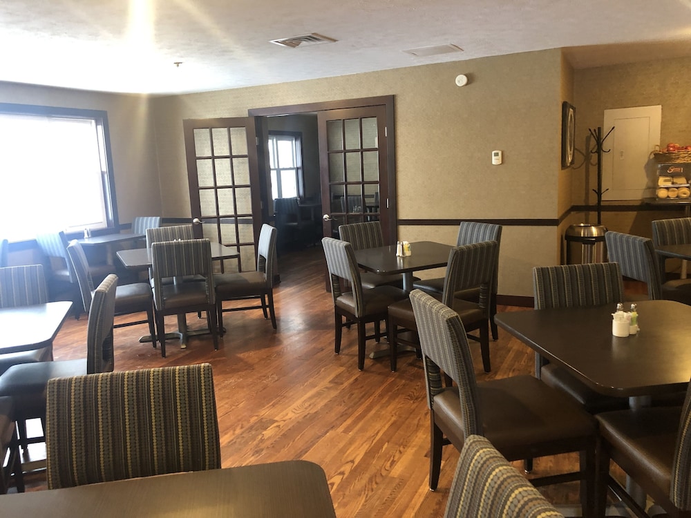 Ivy Court Inn And Suites 41/49