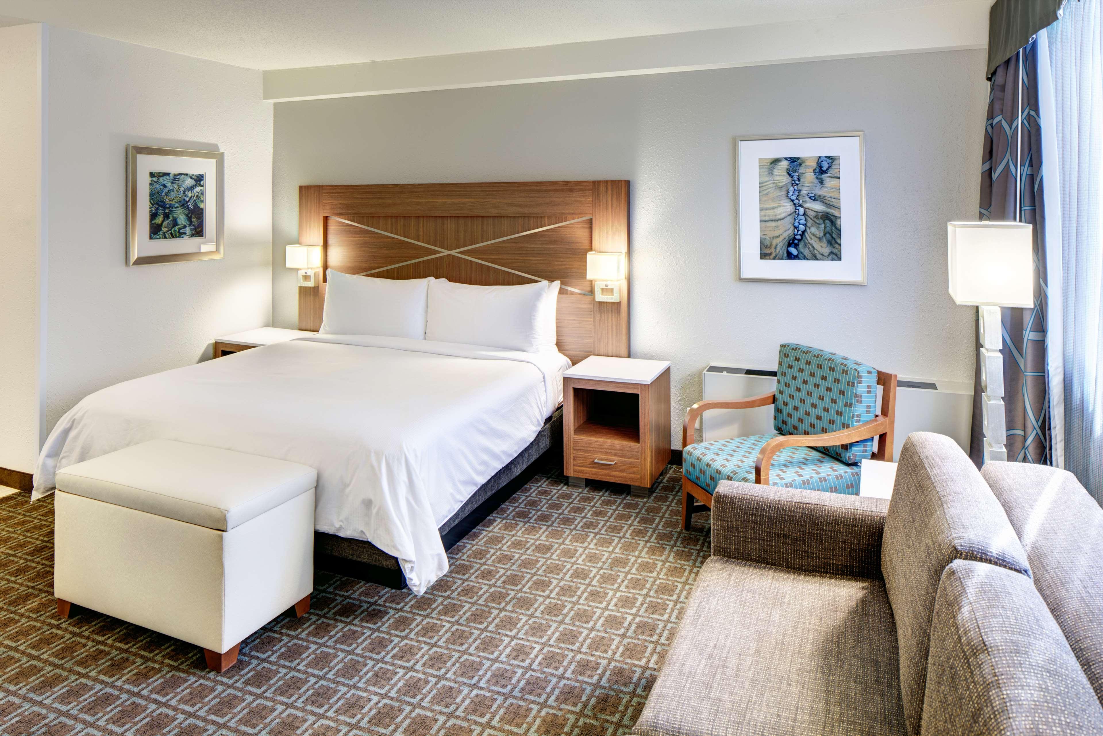 ROOM, KING BED, LARGE, CORNER