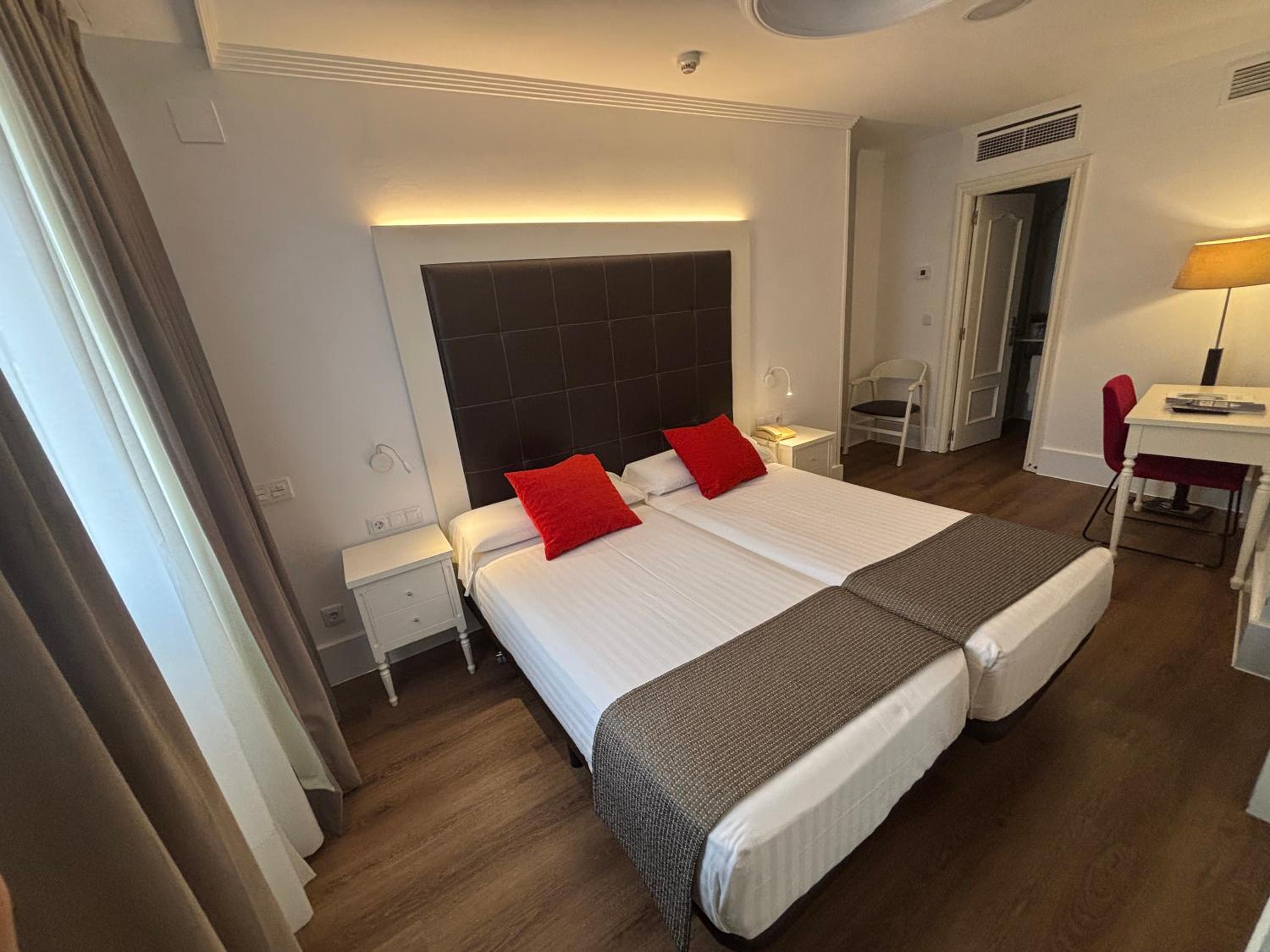 Room, Double or Twin Bed