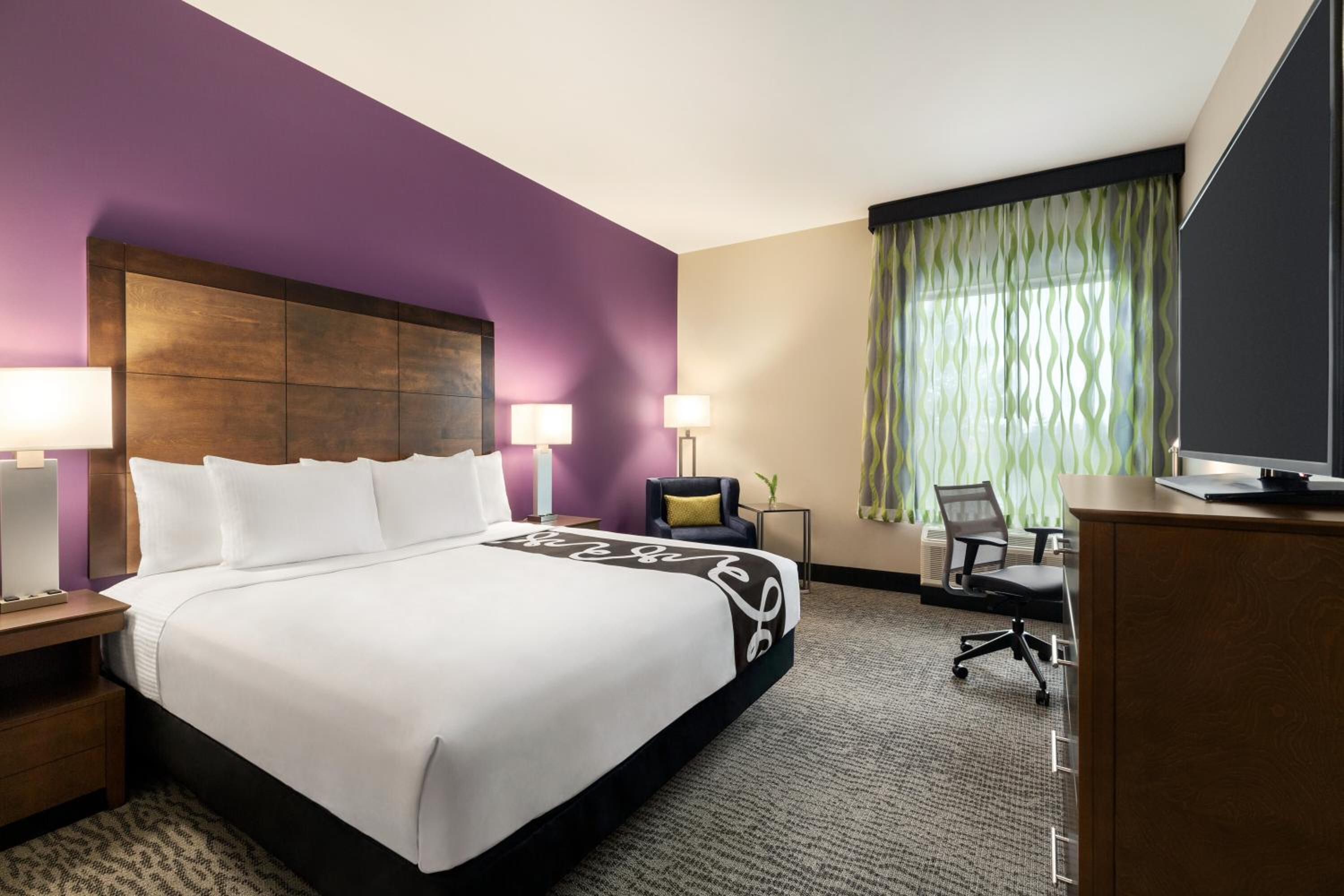 غرفة بسرير كينج مع أريكة بمطبخ صغير لذوي الإعاقة، La Quinta Inn And Suites by Wyndham Burlington 2/4