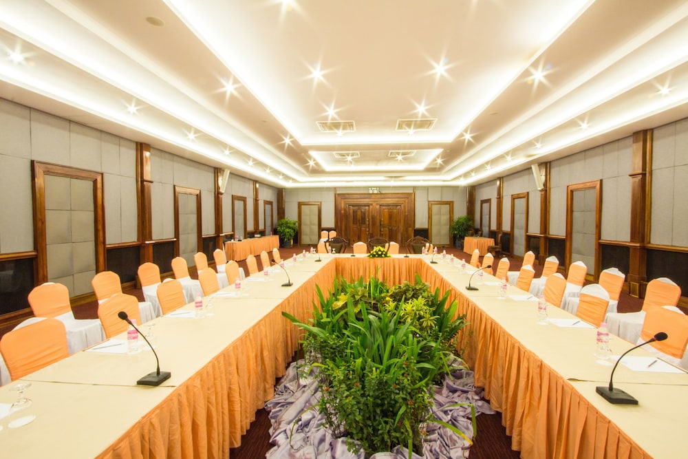 Royal Empire Hotel 42/50