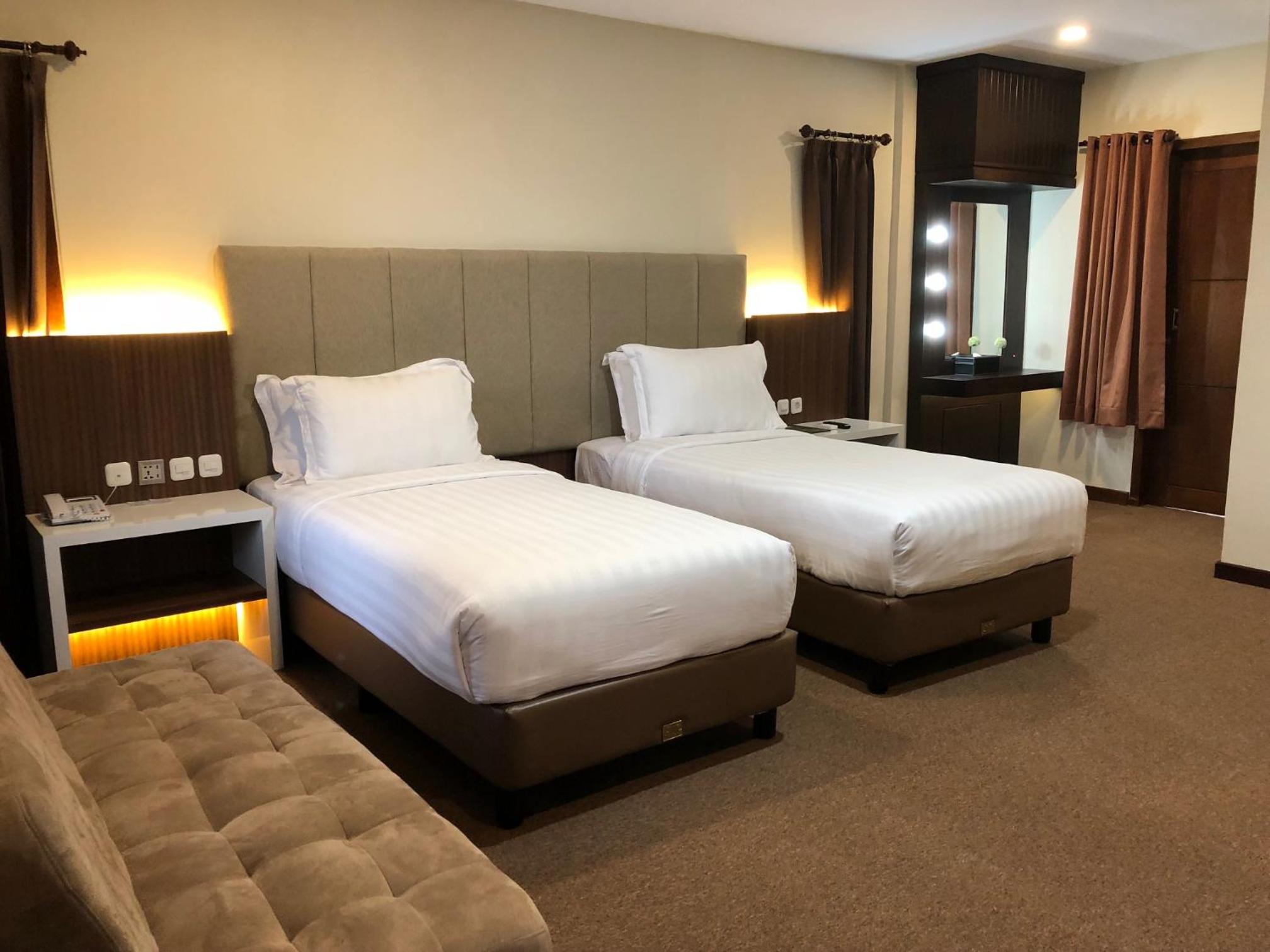 Garden, Twin Beds, Rice Field View 9/10