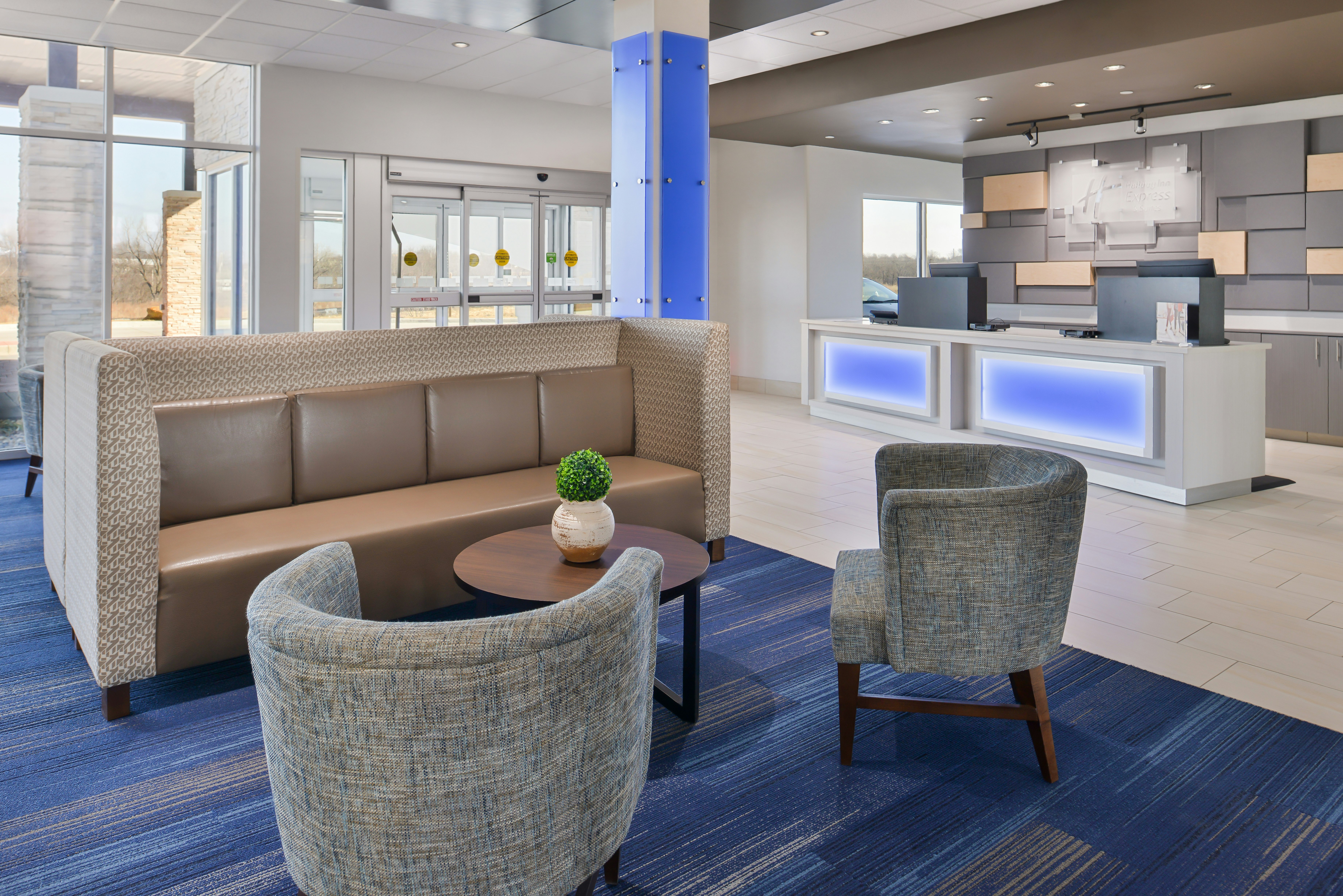 HOLIDAY INN EXPRESS & SUITES KANSAS CITY - LEE'S SUMMIT 21/30