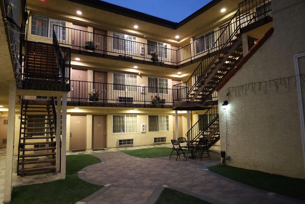 Lambert Inn 2/56