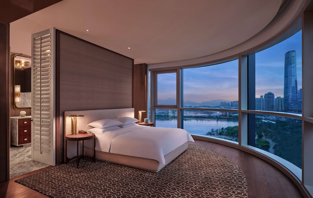 Deluxe, King Bed, Partial Bay View