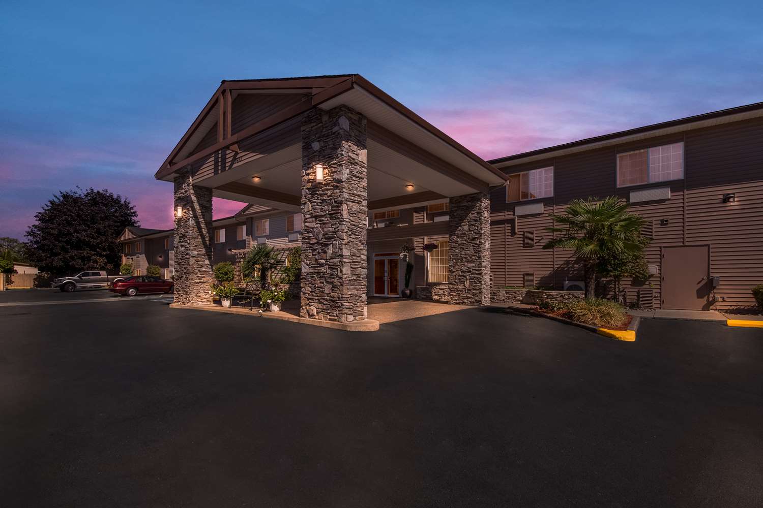 Best Western University Inn & Suites 1/10