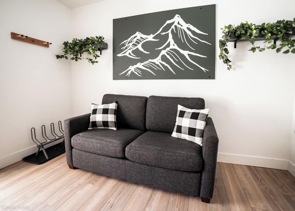 LOGE Leavenworth Downtown 32/50