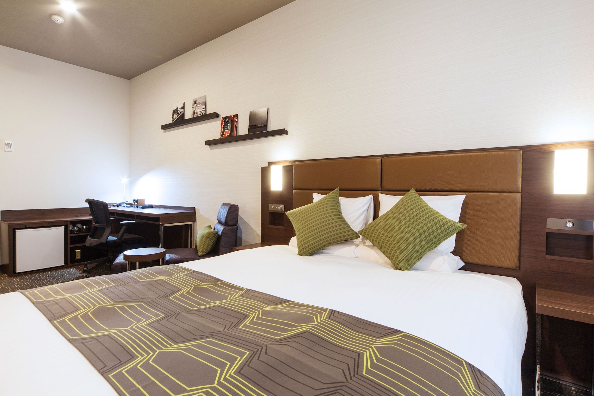 SUPERIOR, QUEEN BED