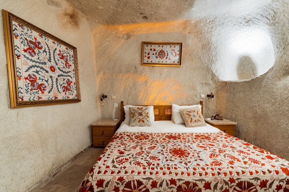 Amber Cave Suites 12/76