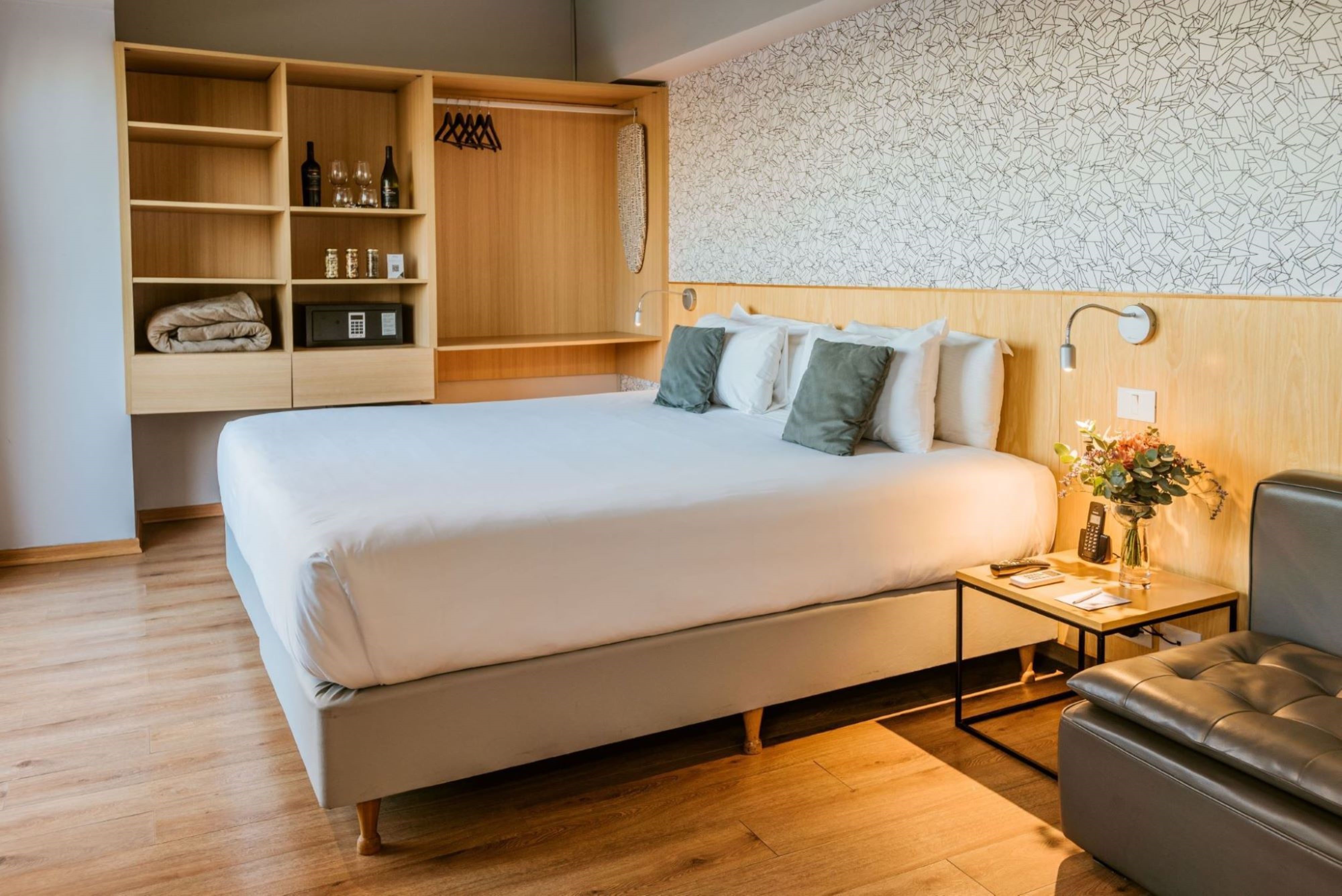 DELUXE, KING BED