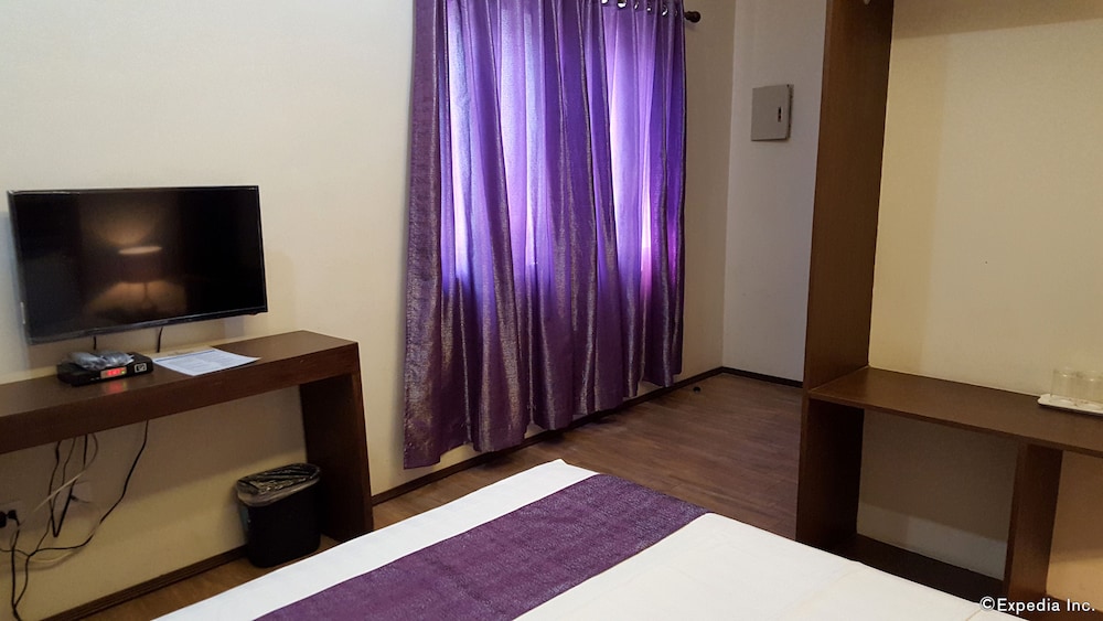Golden Gate Suites 9/65
