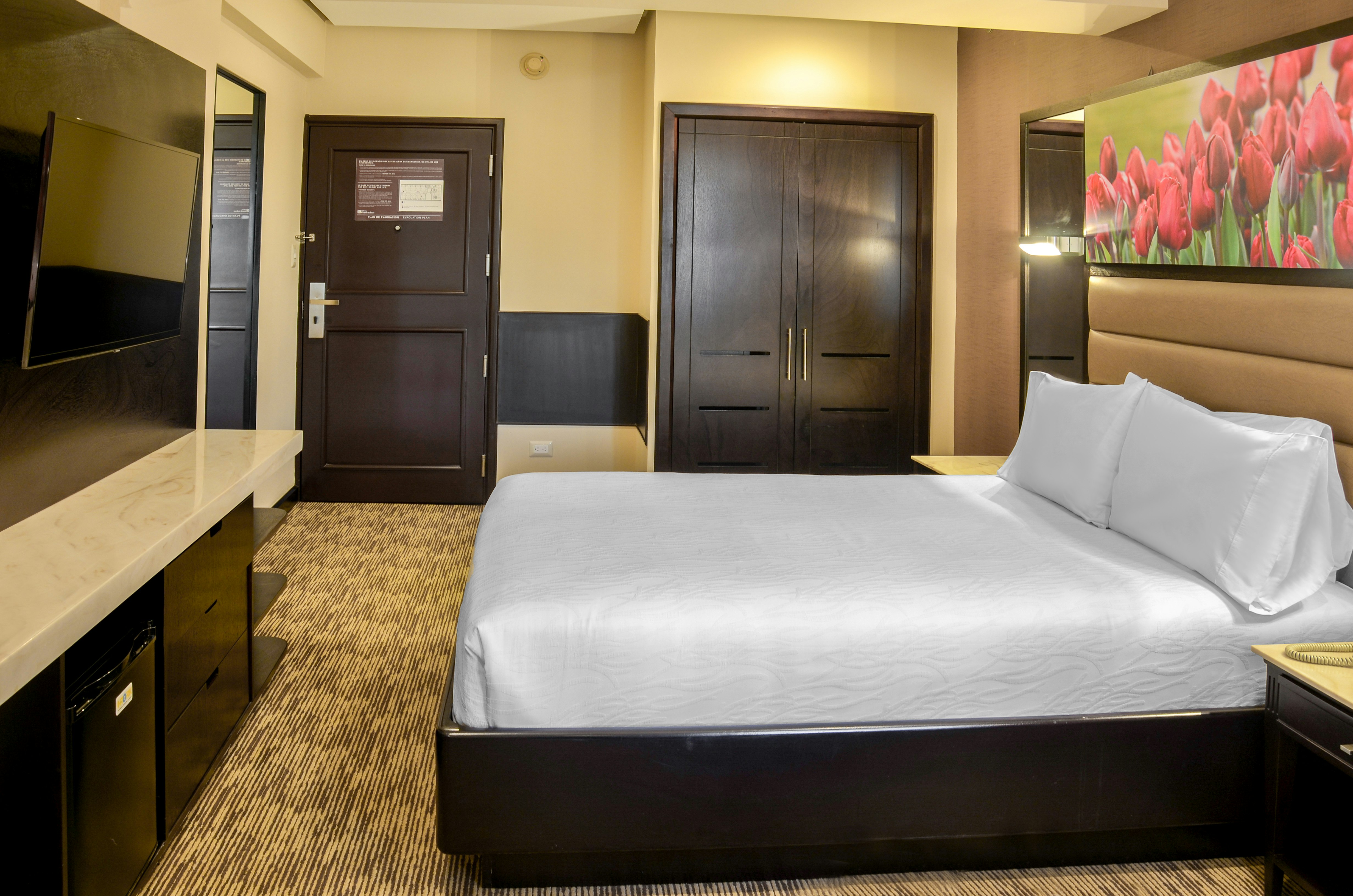 ROOM, QUEEN BED