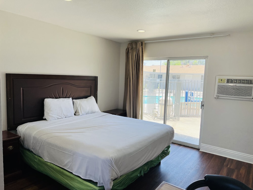 Basic, King Bed