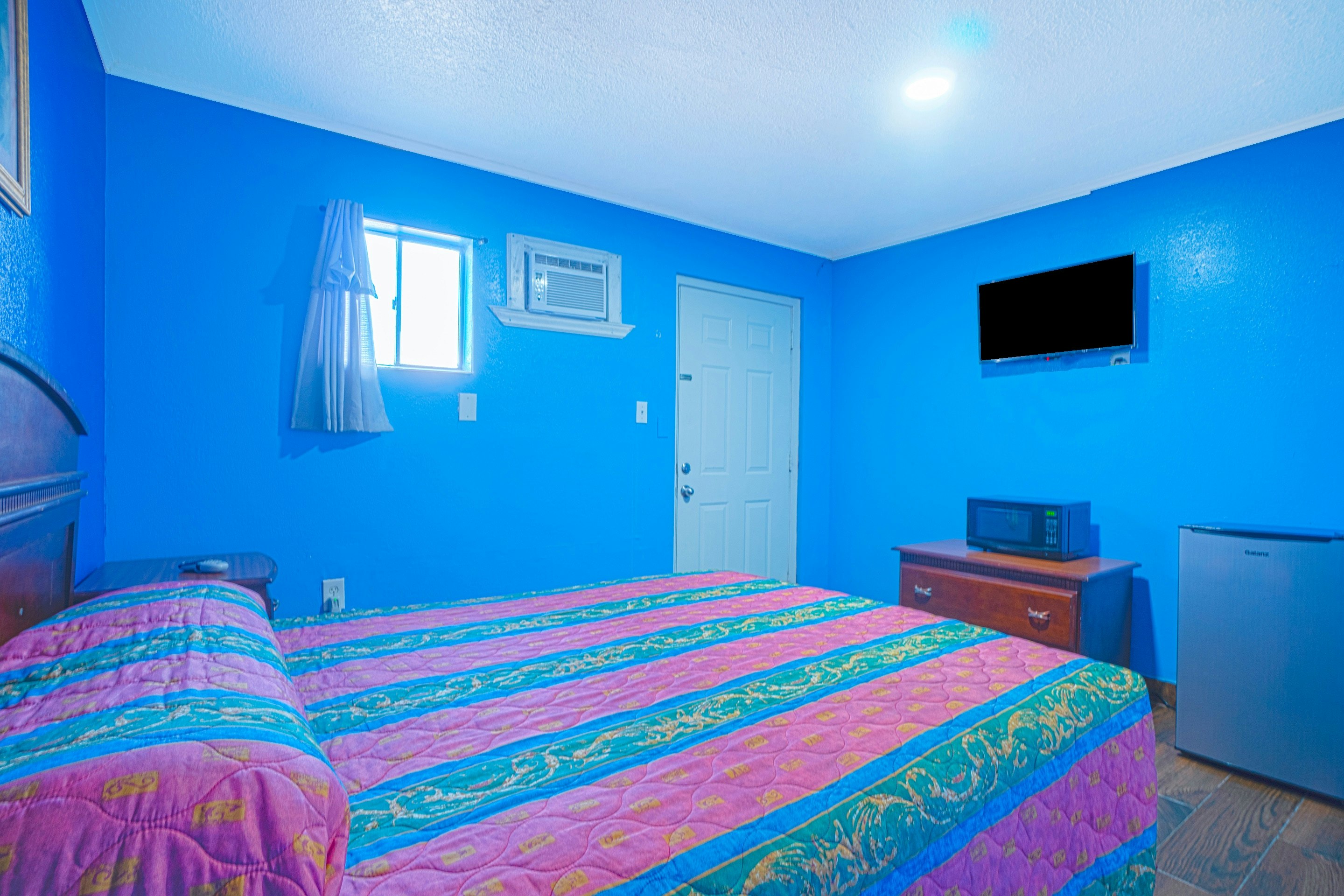 ROOM, QUEEN BED