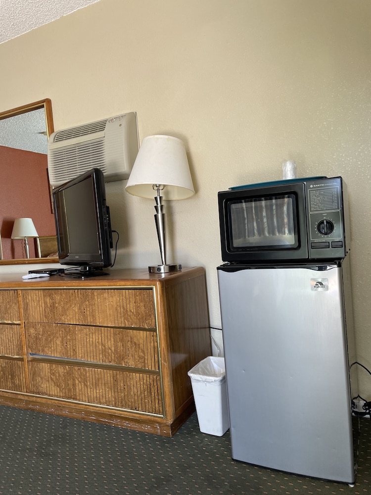 Howard Johnson by Wyndham Ridgecrest, CA 48/63