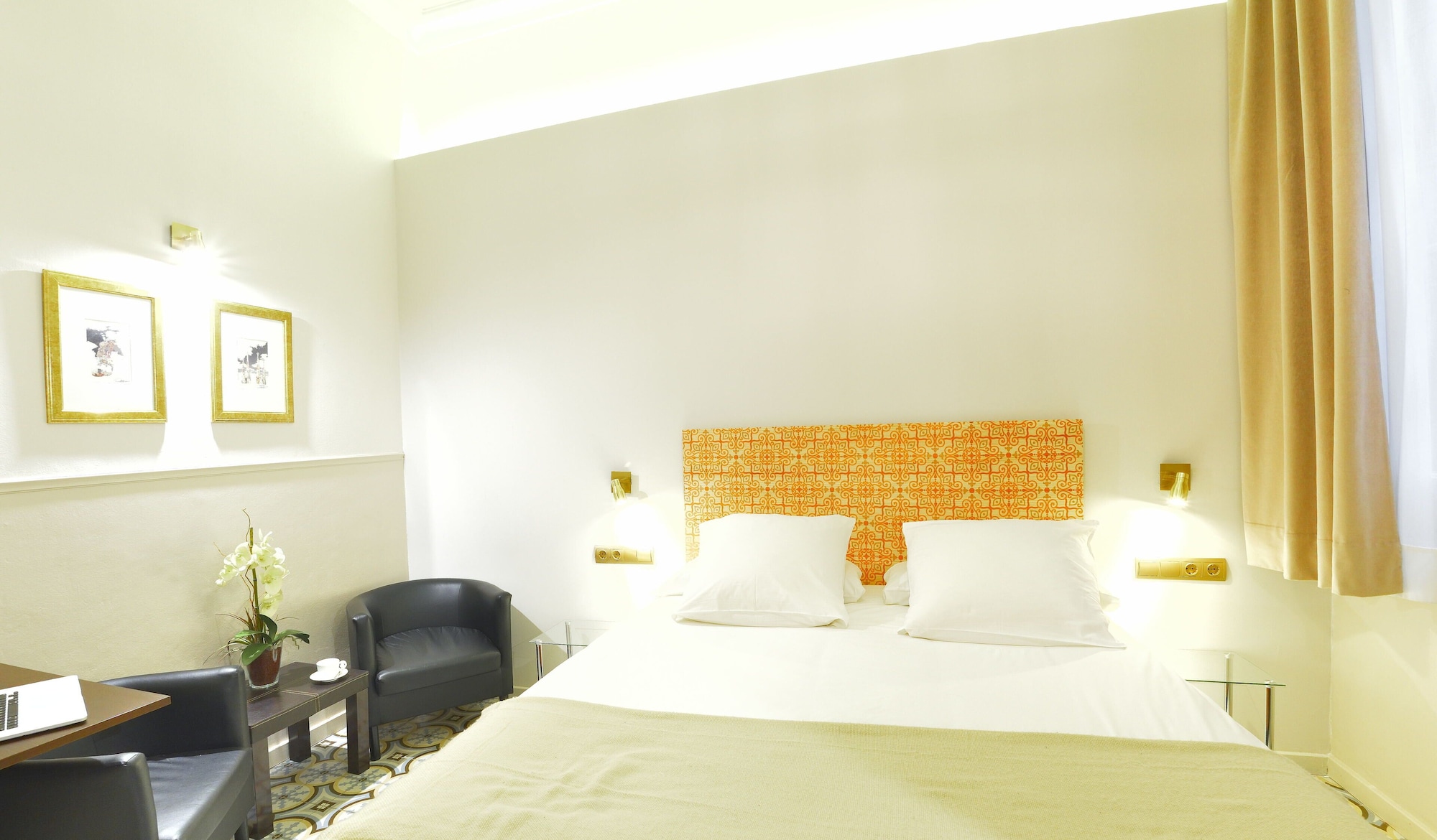 INTERIOR, STANDARD, DOUBLE BED
