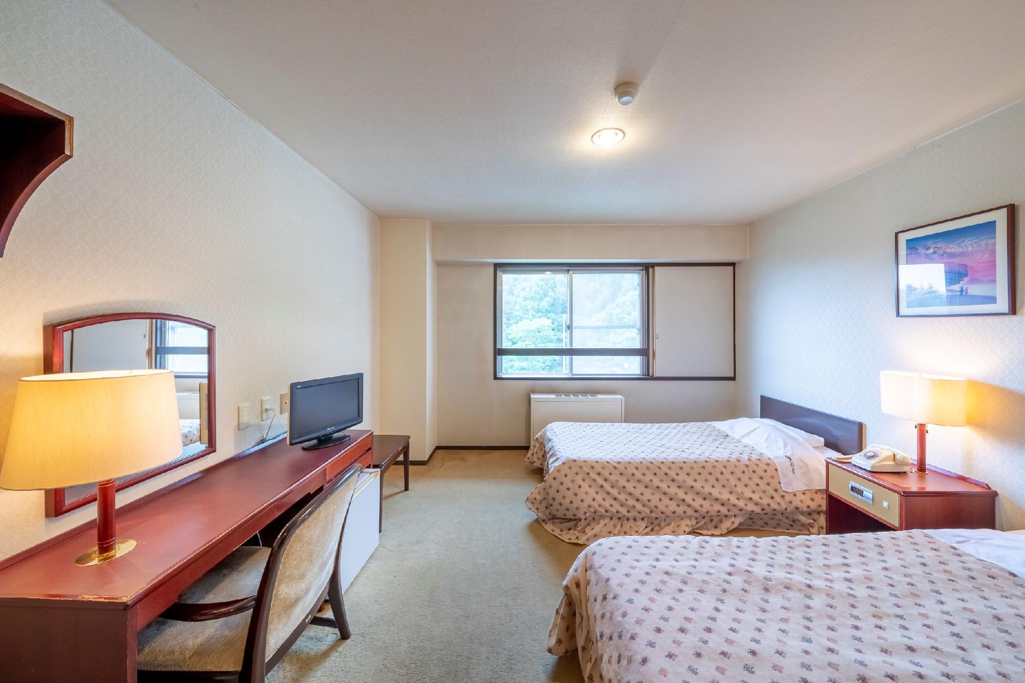 Standard, Twin Beds, Mountain View, West Wing