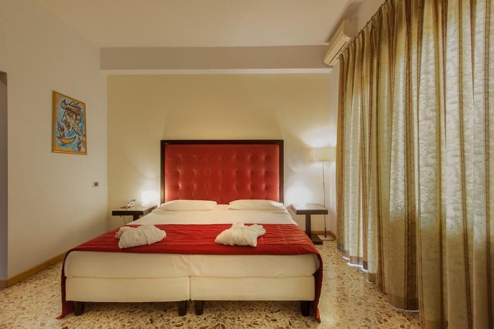 Hotel Piazza Marconi 13/35
