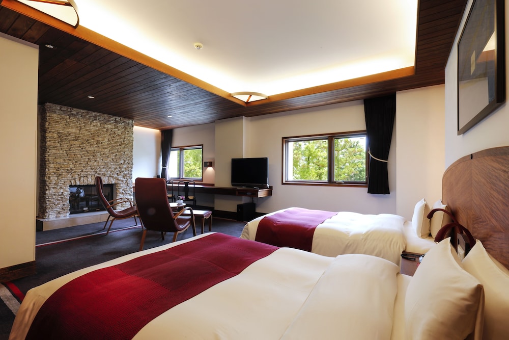 Room, 1 Single and 2 Double Beds, Cypress View