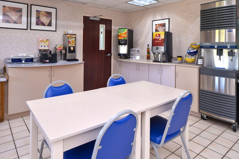 Americas Best Value Inn and Suites Maryville 29/39