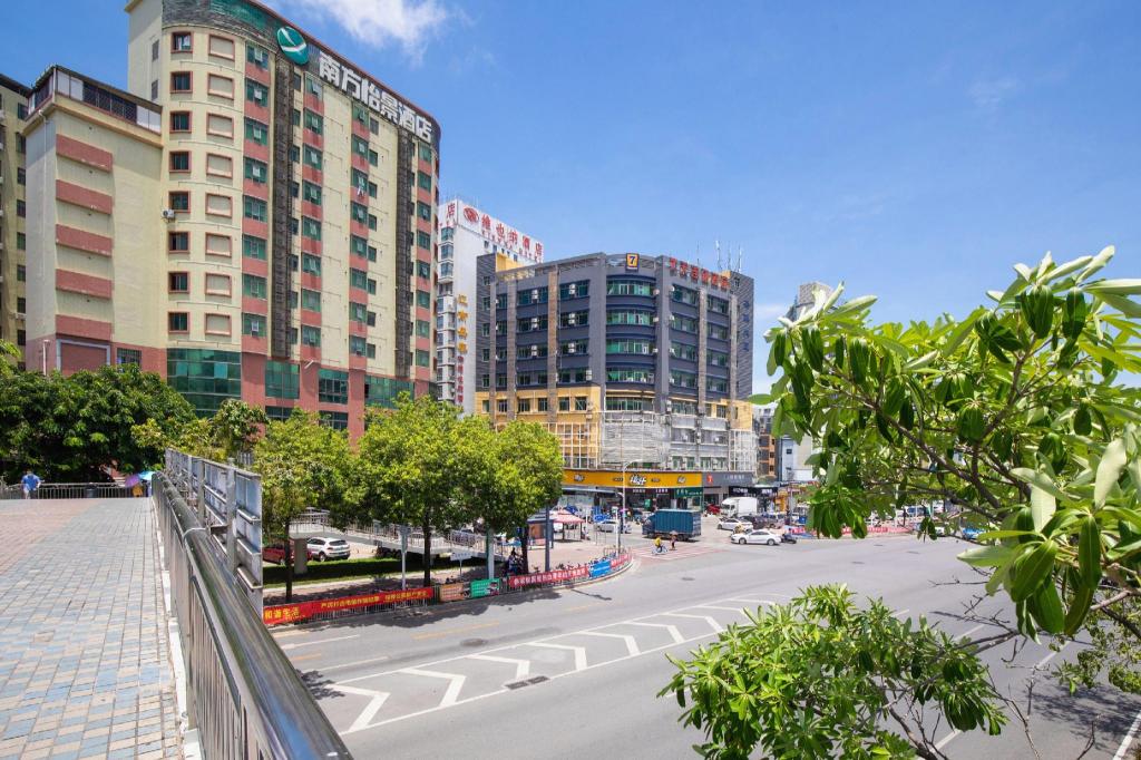 Vienna Hotel (Shenzhen Gushu Metro Station) 51/56