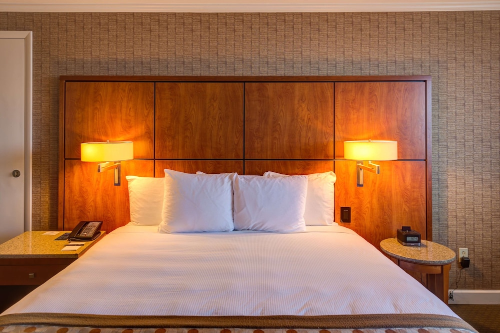 DoubleTree by Hilton Akron Fairlawn 20/50