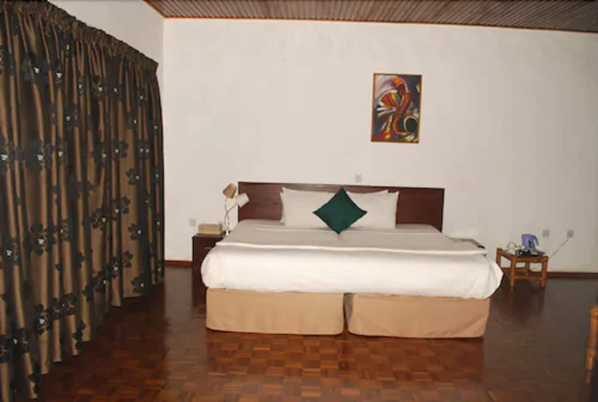 ROOM, DOUBLE OR TWIN BED