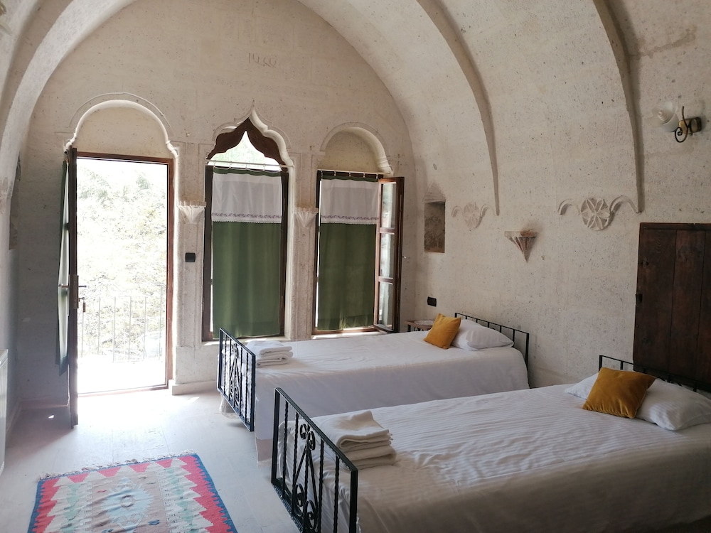El Puente Cave Hotel 9/50