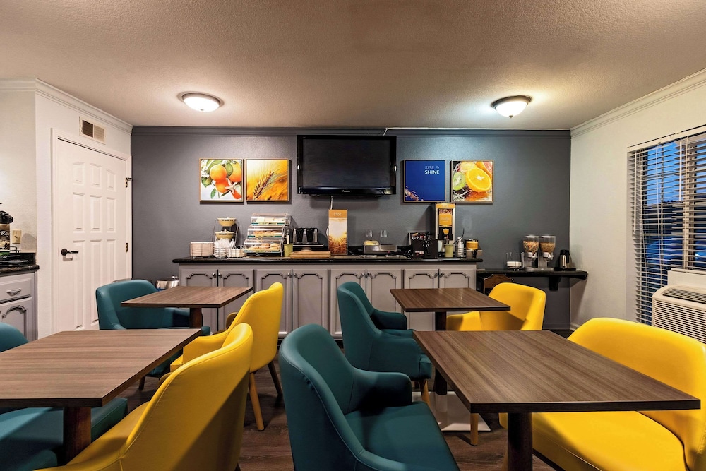Quality Inn & Suites Tulare CA 34/50
