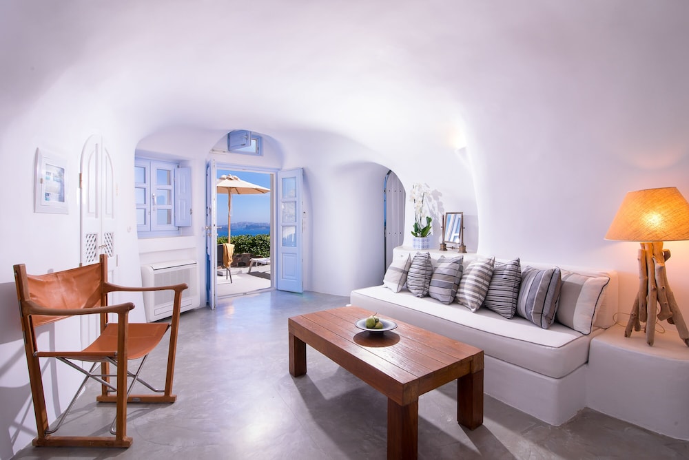 Pezoules of Oia 27/59