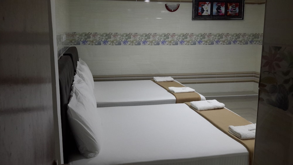 Kota Damansara Business Hotel 14/34