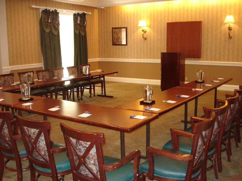 Hampton Inn and Suites Stamford 44/46