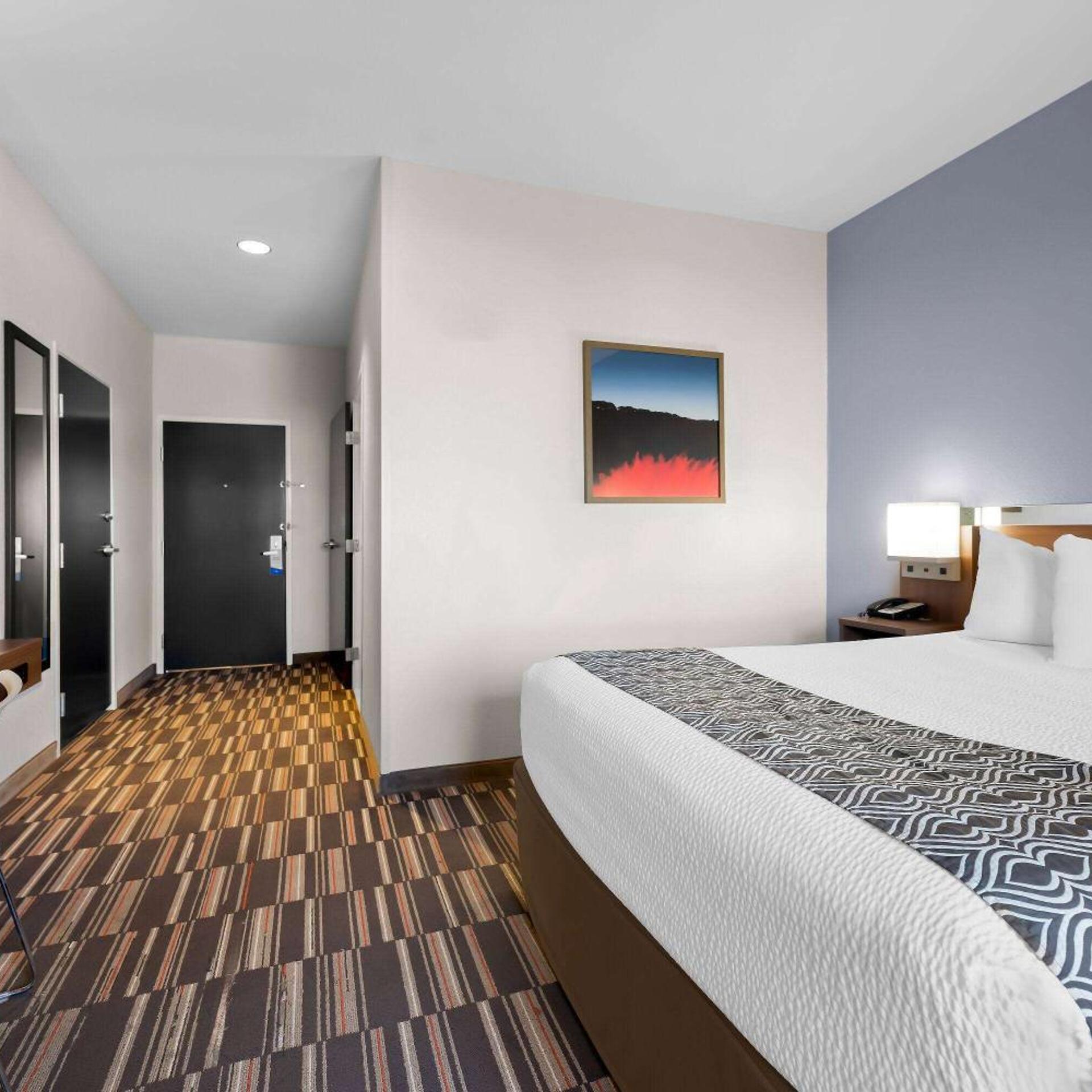 Room, Queen Bed, Bathtub, Accessible