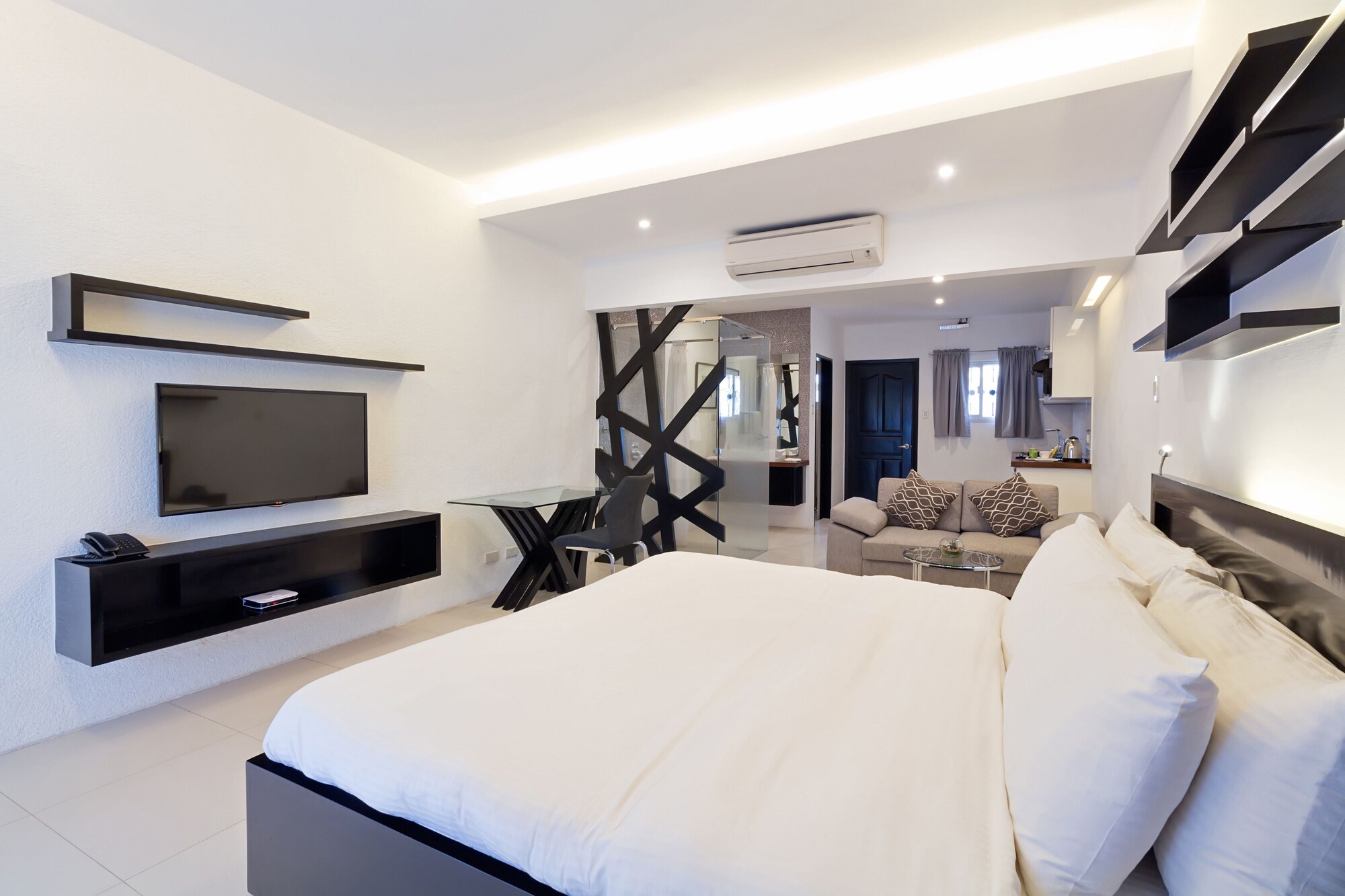 DELUXE, SUITE, POOL VIEW