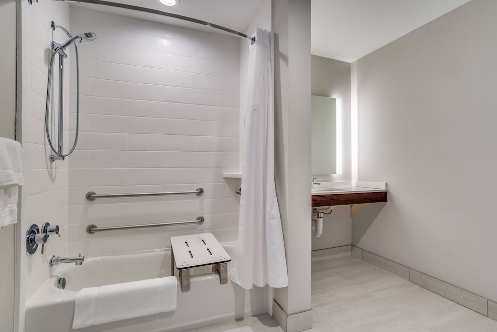 Holiday Inn Express and Suites Denton South 28/71