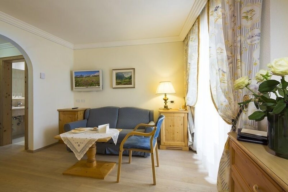 Hotel Sassongher 43/47