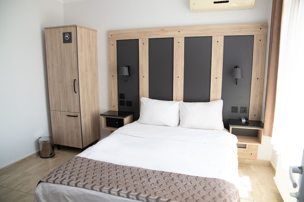 STANDARD, DOUBLE BED, PARTIAL SEA VIEW