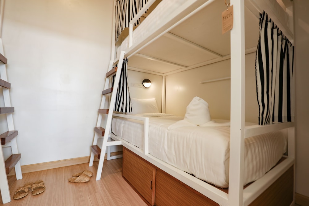 Hostel Lullaby 24/50