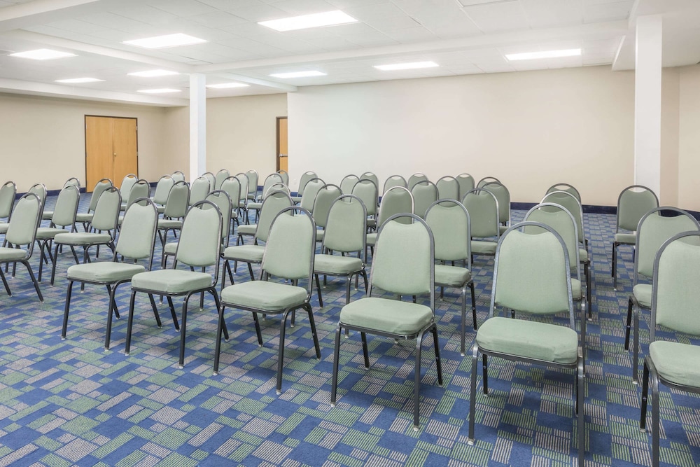 Days Inn & Suites By Wyndham Bridgeport - Clarksburg 32/42