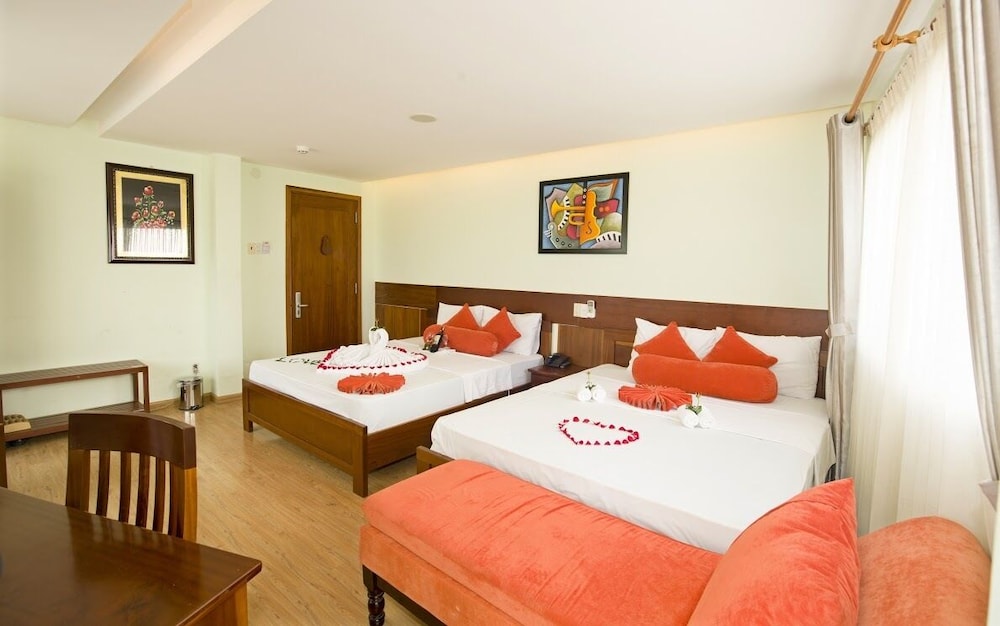 Art Deluxe Hotel 8/60