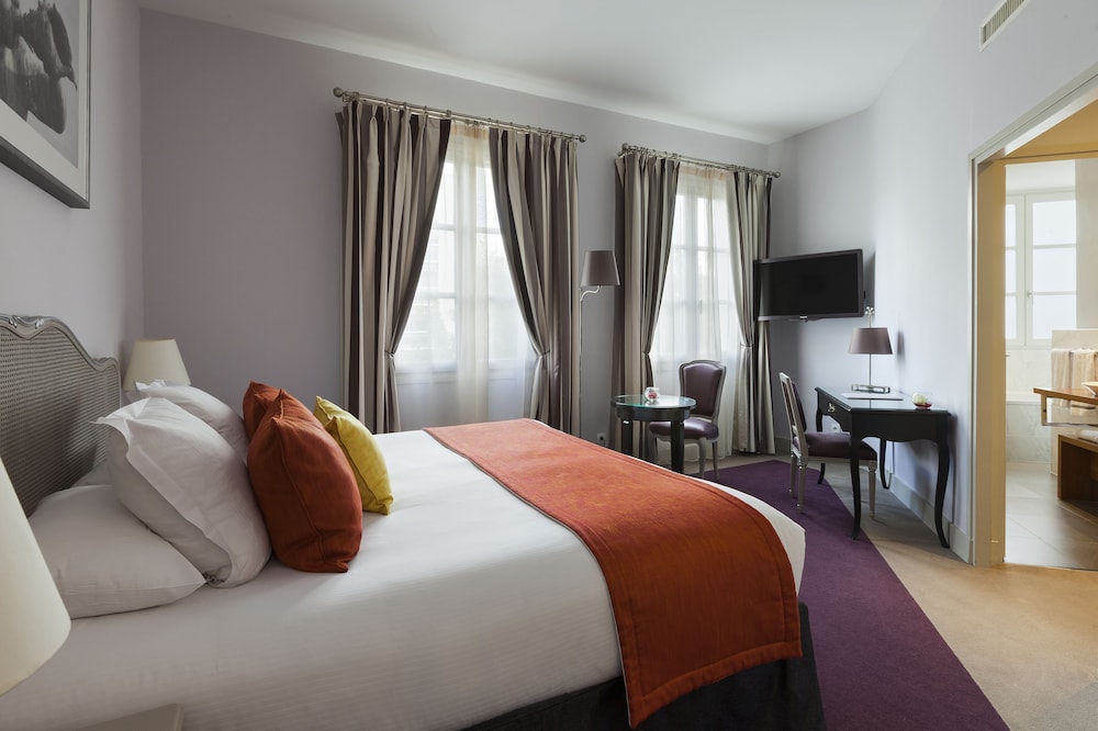 CHATEAU, SUITE