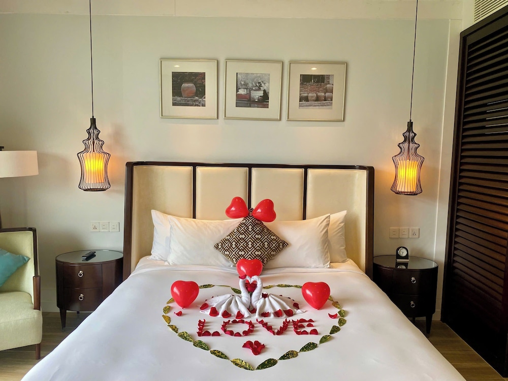 MONTY, SUITE, KING BED