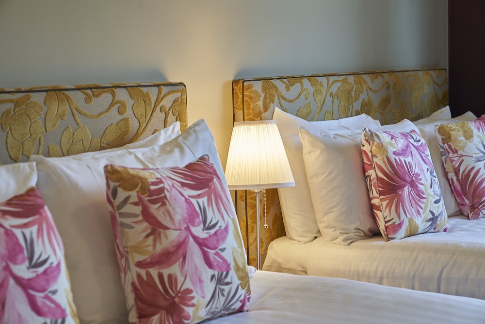 Antoinette Hotel Wimbledon 36/48