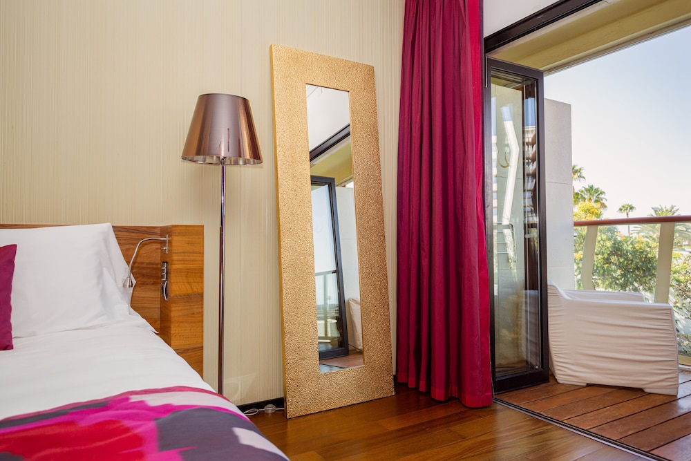 Deluxe, Queen Bed, Garden or Side Ocean View